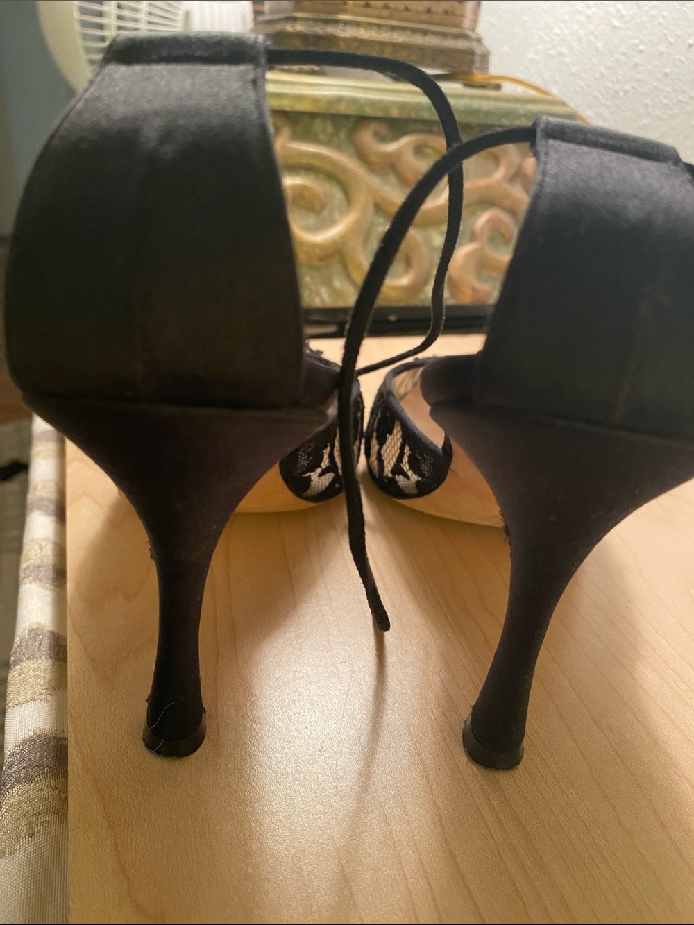 Manolo Blahnik Black Lace Pointed-Toe Ankle Tie Pumps - Picture 4 of 7